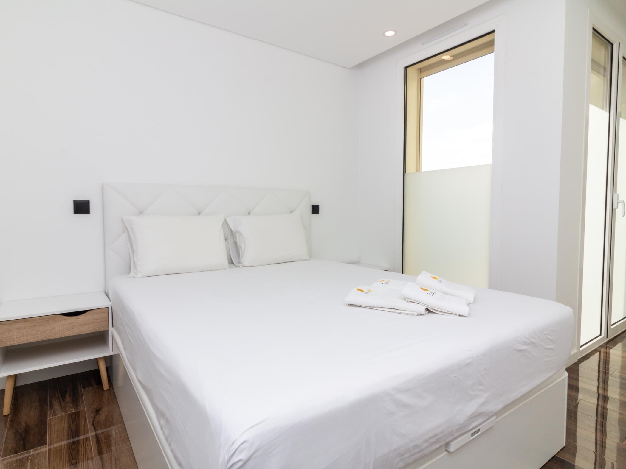 3 habitaciones, tabla de planchar con plancha, internet y ropa de cama 