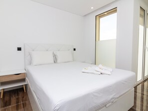 3 bedrooms, iron/ironing board, internet, bed sheets