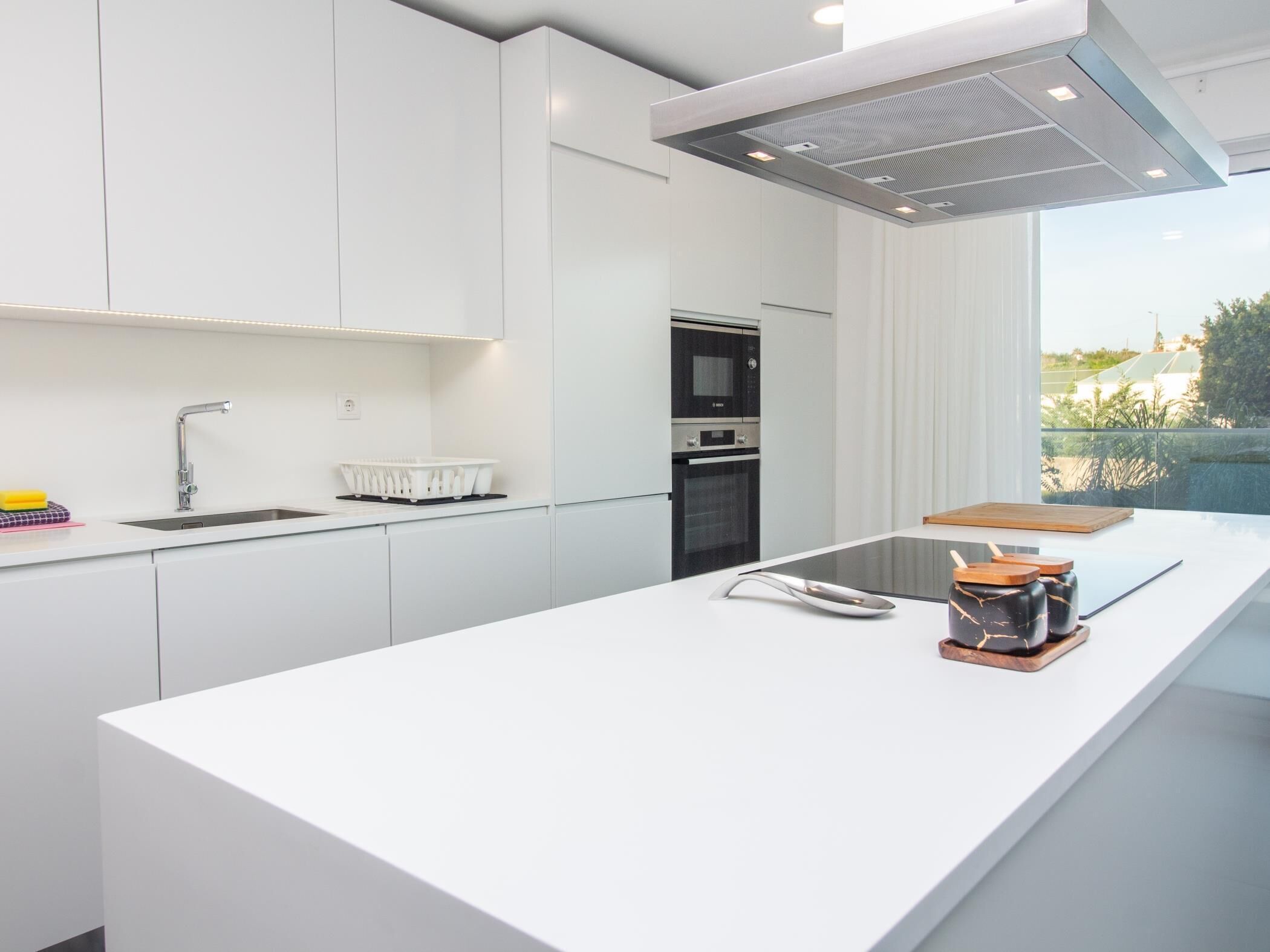 Réfrigérateur, micro-ondes, four, lave-vaisselle