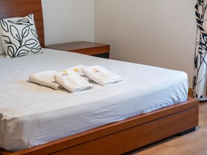 3 bedrooms, iron/ironing board, internet, bed sheets