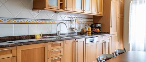 Kühlschrank, Mikrowelle, Ofen, Geschirrspüler