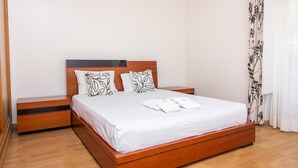 3 quartos, ferros/tábuas de passar roupa, acesso à internet