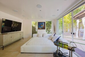5 habitaciones, tabla de planchar con plancha, wifi y ropa de cama