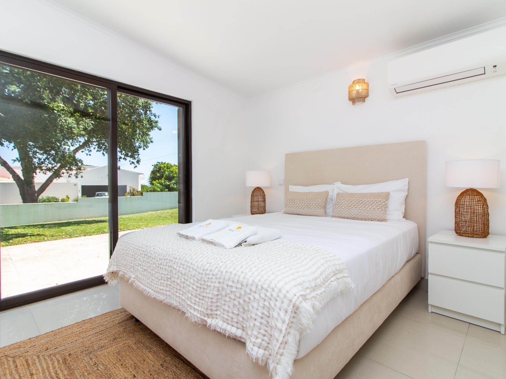 4 habitaciones, tabla de planchar con plancha, internet y ropa de cama 