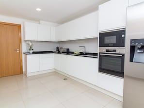 Geladeira, micro-ondas, fogão, lava-louças