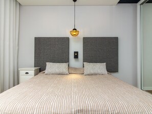 1 bedroom, iron/ironing board, internet, bed sheets