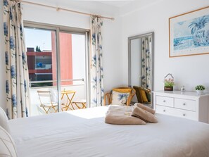 3 bedrooms, iron/ironing board, internet, bed sheets