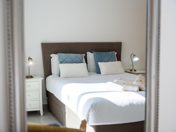 3 bedrooms, iron/ironing board, internet, bed sheets