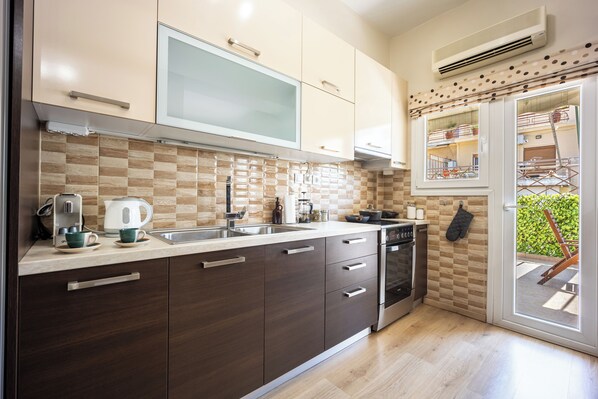 Ofen, Herdplatte, Küchenrolle