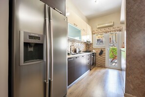 Ofen, Herdplatte, Küchenrolle