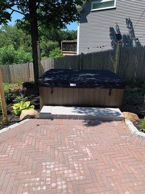 Outdoor spa tub - Home in Heart of Downtown North Conway (Conway)