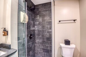 タオル、石鹸、トイレットペーパー