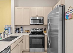 Een koelkast, een oven, een vaatwasser, een koffiezetapparaat/waterkoker