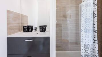 Dusche, kostenlose Toilettenartikel, Haartrockner, Handtücher