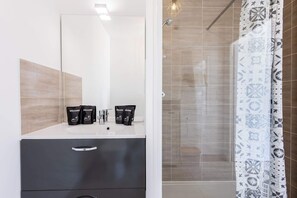 Dusche, kostenlose Toilettenartikel, Haartrockner, Handtücher