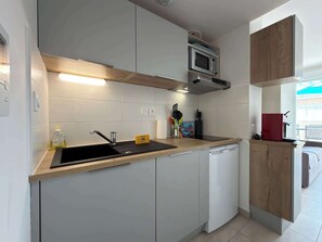 Fridge, microwave, dishwasher, coffee/tea maker - Beautiful Apartment in Valras-Plage (Sérignan)