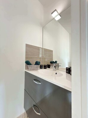 Shower, free toiletries, towels - Beautiful Apartment in Valras-Plage (Sérignan)