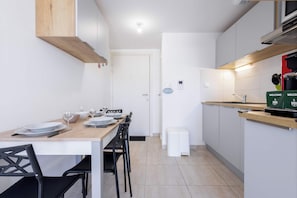 Fridge, microwave, dishwasher, coffee/tea maker