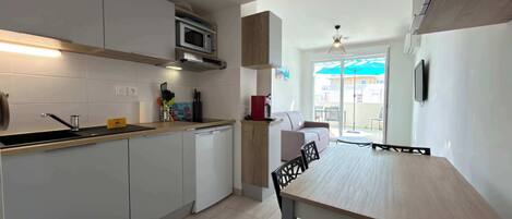 Kühlschrank, Mikrowelle, Geschirrspüler