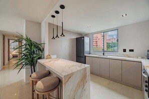 Refrigerador, microondas, horno y utensilios de cocina