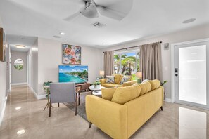 TV, offices - Shady Palms - Pool & Jacuzzi (Wilton Manors)