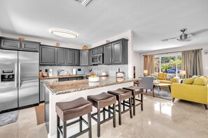 Fridge, microwave, oven, stovetop - Shady Palms - Pool & Jacuzzi (Wilton Manors)