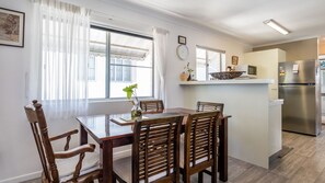 Dining - Bayside Lifestyle Getaway Relax by the Bay (Wynnum)