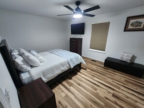 3 slaapkamers, een strijkplank/strijkijzer, wifi, beddengoed