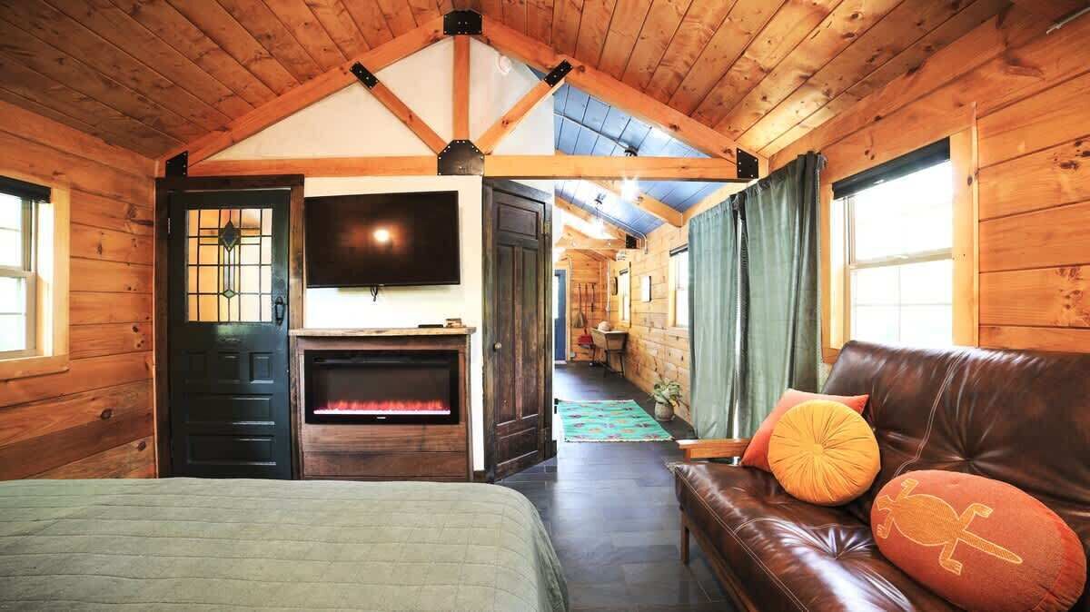 4 habitaciones, escritorio y tabla de planchar con plancha 