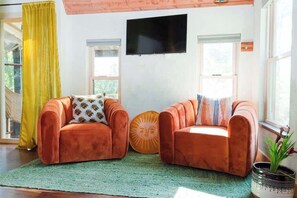 Télévision, cheminée, livres, espaces bureaux