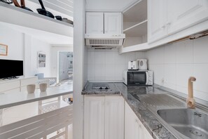 Kühlschrank, Mikrowelle, Herdplatte, Wasserkocher