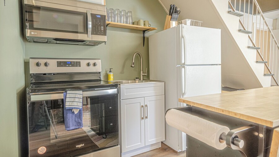 The Midtown Cozy Nook - Near Fort Moore