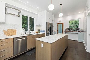 Coffee/tea maker, fridge, microwave, oven - Broadway & Bloom | Luxe Stay (Seattle)