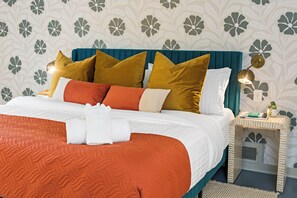 4 bedrooms, iron/ironing board, WiFi, bed sheets