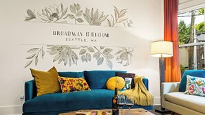Smart TV, table football, books, offices - Broadway & Bloom | Luxe Stay (Seattle)
