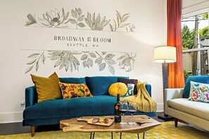 Smart TV, foosball, books, offices - Broadway & Bloom | Luxe Stay (Seattle)