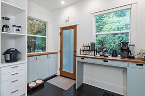 Interior - Broadway & Bloom | Luxe Stay (Seattle)