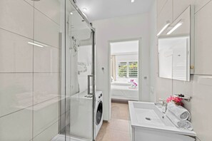 Dusche, Haartrockner, Handtücher