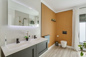 Dusj, hårføner og håndklær