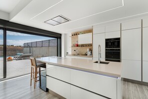 Fridge, microwave, oven, stovetop - Vacation 'Heaven Ocin' with Sea View, Wi-Fi and Air Conditioning (Telde)