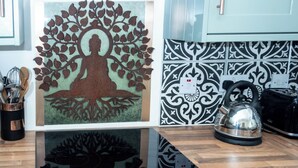 Una cocina con estufa, horno y un adorno de pared.