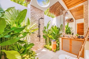 Dusche, Haartrockner, Handtücher
