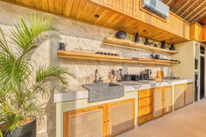 Refrigerador, microondas, placa de cocina, cafetera/tetera