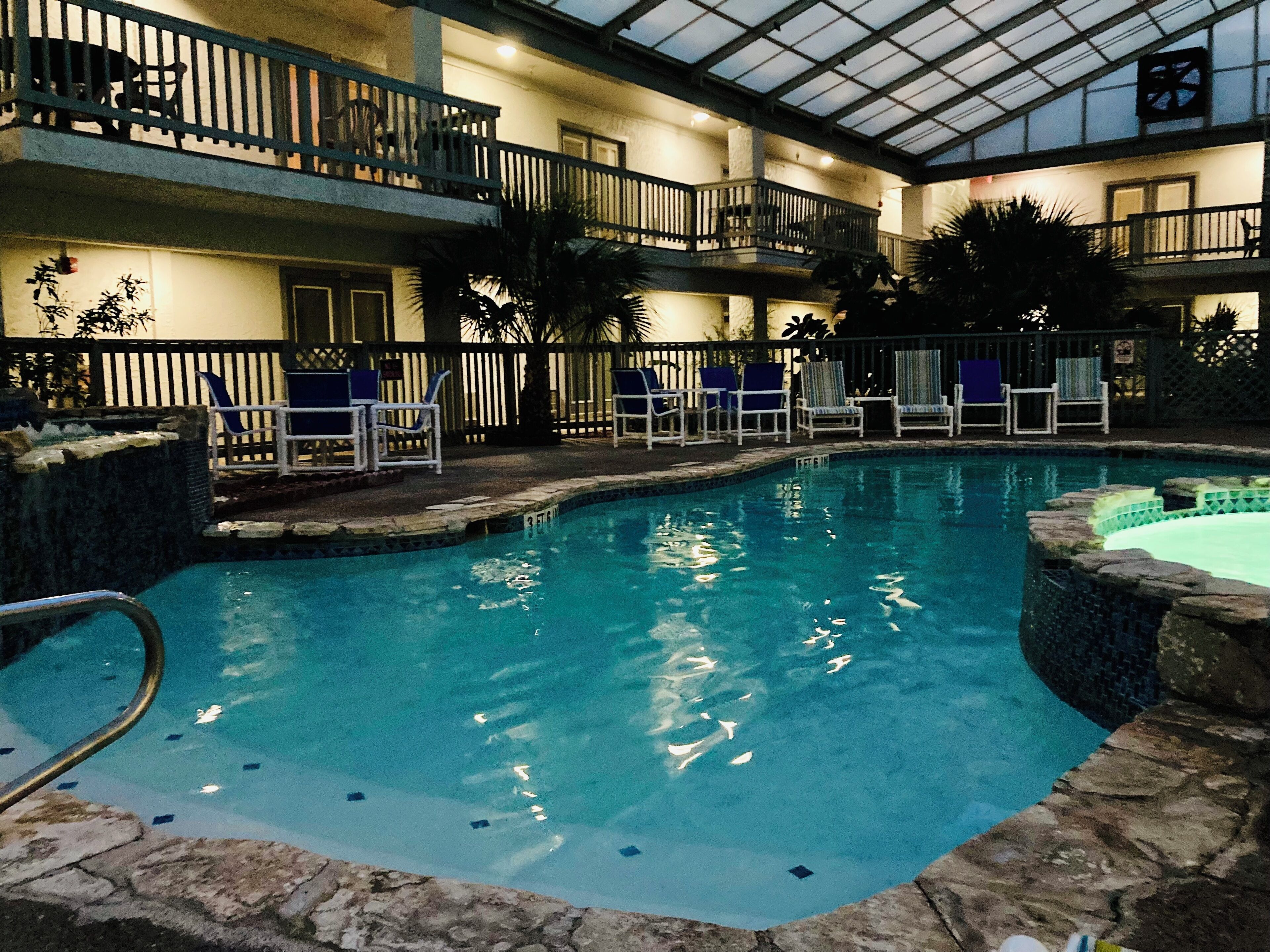 Innendørsbasseng og et oppvarmet basseng