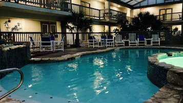 Innendørsbasseng og et oppvarmet basseng