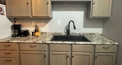 Modern Downtown Stay - Walk to Shops - Stylish & Cozy - Downtown Overlook