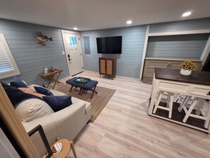 Living area - Cozy 1-bedroom cabin in peaceful Gravois Mills with WIFI (Gravois Mills)