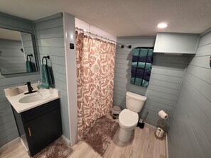 Bathroom - Cozy 1-bedroom cabin in peaceful Gravois Mills with WIFI (Gravois Mills)