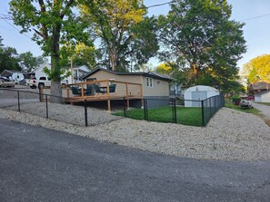 Property grounds - Cozy 1-bedroom cabin in peaceful Gravois Mills with WIFI (Gravois Mills)