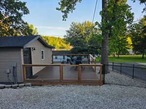 Terrace/patio - Cozy 1-bedroom cabin in peaceful Gravois Mills with WIFI (Gravois Mills)